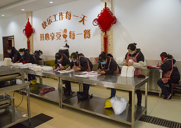 01  2020年2月14日星期五早晨九點(diǎn)到十點(diǎn)，服務(wù)人員在認(rèn)真核對(duì)一線職工的訂飯清單.jpg