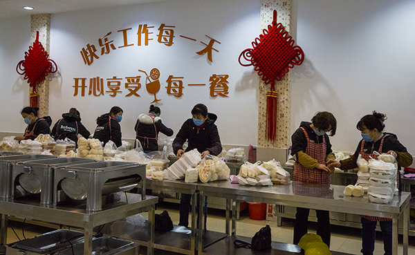 08  將每個(gè)崗位的飯菜都精心核對(duì)分裝好，以免出錯(cuò).jpg