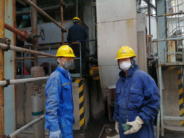 剛才3號(hào)爐膛出來(lái)的動(dòng)力車(chē)間設(shè)備技術(shù)員魏曉明、機(jī)械修造部技術(shù)員王明科.jpg
