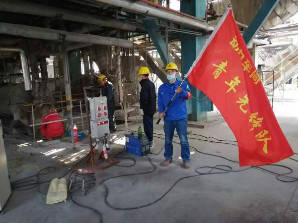 動(dòng)力車(chē)間大修剛開(kāi)始時(shí)，在3號(hào)爐零米，青工從車(chē)間領(lǐng)回青年先鋒隊(duì)隊(duì)旗（魏高強(qiáng)攝[1].jpg