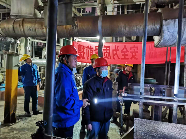 車間工藝、設(shè)備副主任到現(xiàn)場(chǎng)指導(dǎo)倒泵操作00（孟力攝.jpg