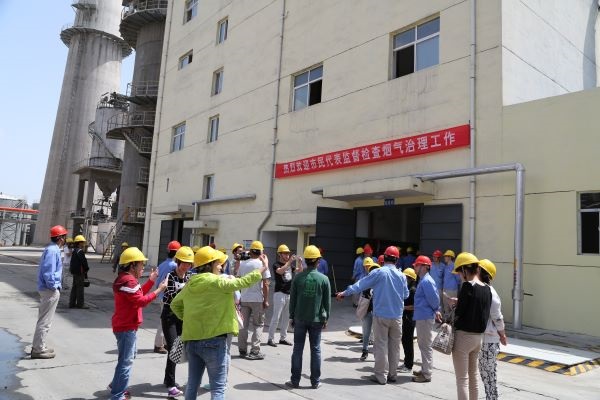 渭化集團環(huán)保開放日，渭南市民代表來渭化監(jiān)督檢查煙氣治理。.JPG