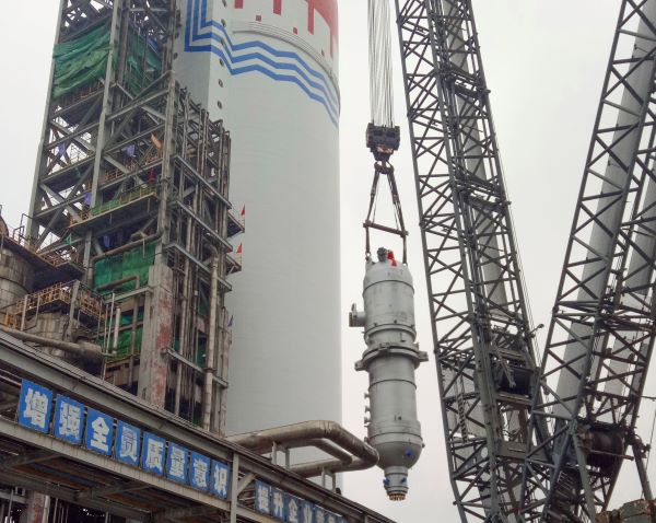 吊裝過程中的新汽提塔，尿素曾迎軍.jpg
