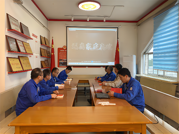 管理組、化工二班黨小組觀看學(xué)習(xí)遠(yuǎn)離家庭腐敗警示教育片(1).png