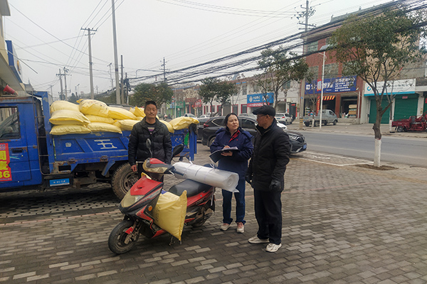 2月10日，尿素銷售人員在武功縣貞元鎮(zhèn)農(nóng)資店門口與農(nóng)戶交流。(副圖）.jpg