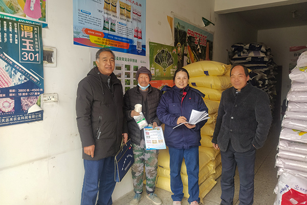 2月10日，尿素銷售人員在武功縣貞元鎮(zhèn)農(nóng)資店向農(nóng)戶發(fā)放宣傳資料。(副圖）.jpg
