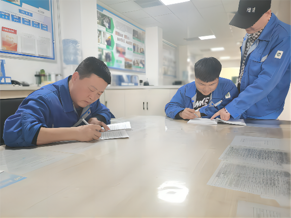 3月9日，化工一班班長王冬冬為徒弟制定學(xué)習(xí)計(jì)劃，主操李軍強(qiáng)為徒弟王浩男答疑(1).png