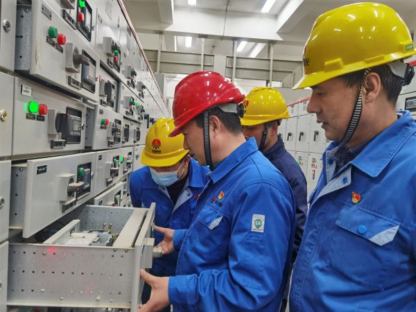 3月16日，對標交流現(xiàn)場，大家圍在一起對配電室開關(guān)柜查找差距與優(yōu)勢.jpg