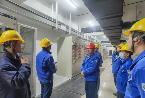 3月16日，對標交流現(xiàn)場，技術(shù)組長于康健為大家講述配電室的運維情況.jpg