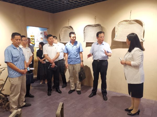 渭化集團黨委副書記、董事、工會主席馮曉宏在五星村調(diào)研鄉(xiāng)村振興工作，參觀村史館3.jpg