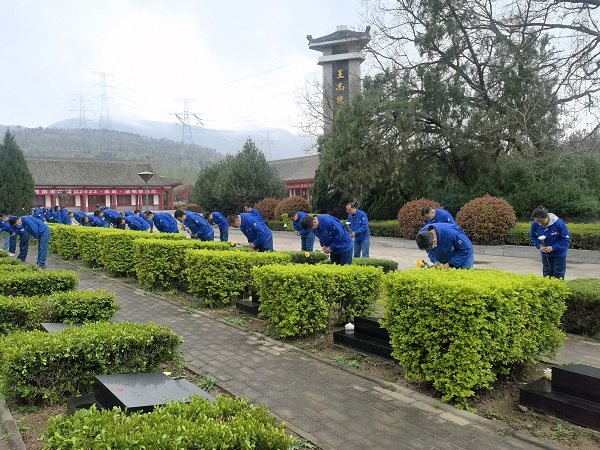 4月3日，全體黨員在烈士園碑區(qū)祭掃陵園、默哀深思.jpg