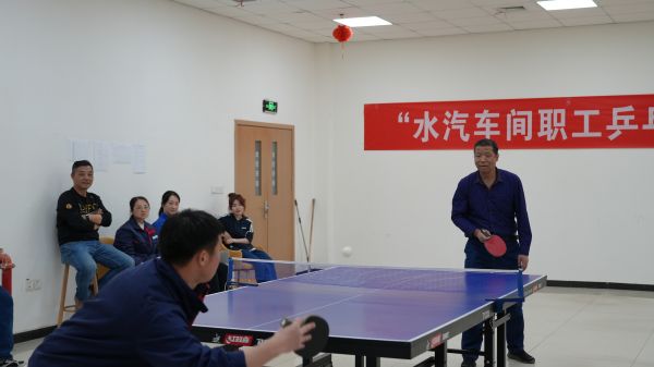 3月30日，舉行男子單打比賽。管理組李戰(zhàn)峰和運(yùn)行三班王迪巔峰對(duì)決。.jpg