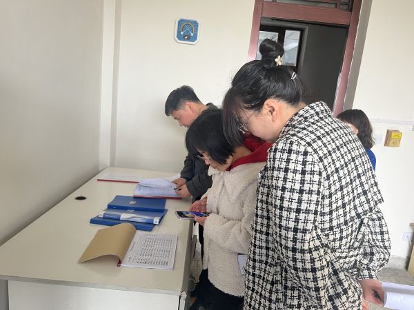 3.23健力寶審核組在質(zhì)檢部、審核易制毒管理，翻閱記錄。.jpg