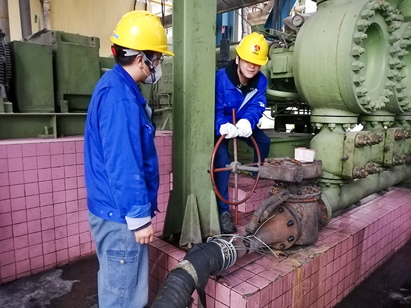 4月4日，合成三班作業(yè)人員通過軟管開始從二號大槽排放煤漿，并回收至一號大槽.jpg