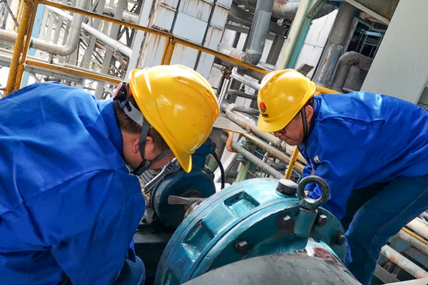 4月9日午飯時許，李剛、徐濤、張跟潮正在斷開撈渣機聯(lián)軸器，為電氣人員更換電機軸承贏得時間。.jpg