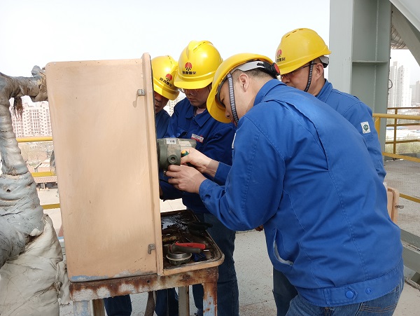 4月6日，空分尿素工段段長郭凱、技術(shù)員張桂芳等人在尿素框架五樓進行電纜更換，變送器接線檢維修工作  計控電儀部 馮香妮 攝.jpg