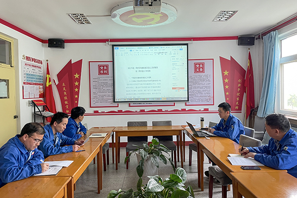 4月12日上午10點(diǎn)，動(dòng)力車間黨支部在黨員活動(dòng)室組織召開(kāi)4月份黨風(fēng)廉政建設(shè)專題會(huì)議，學(xué)習(xí)貫徹公司紀(jì)檢委員例會(huì)精神，安排部署支部二季度黨風(fēng)廉政建設(shè)重點(diǎn)工作。.jpg