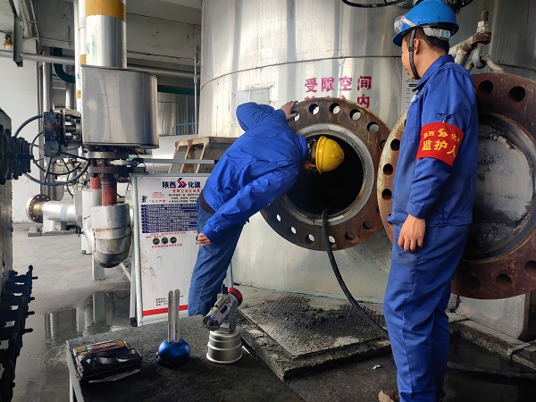 4月8日，氣化爐爐內(nèi)進(jìn)人檢修畫面。.jpg