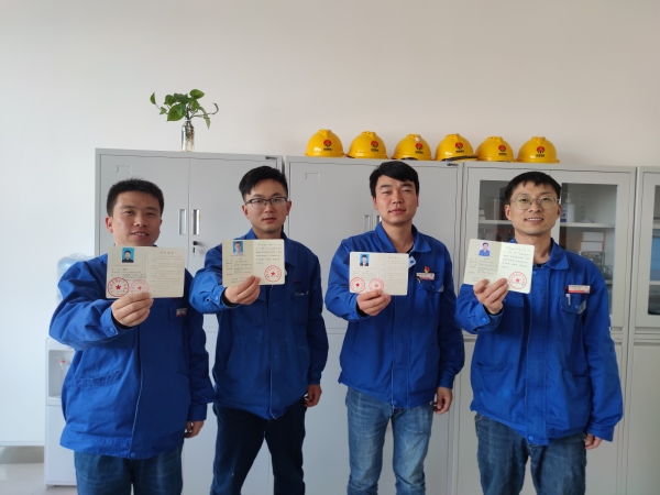 分析化驗(yàn)室在線儀表班席輝，張超等人獲得環(huán)境保護(hù)設(shè)施技能證書.jpg