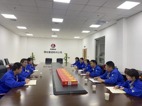 4月18日，制氣車間黨支部與質(zhì)量監(jiān)督檢驗部黨支部在彬州公司會議室，開展對標交流活動，支部書記就提升支部黨建標準化建設交流經(jīng)驗畫面。.jpg
