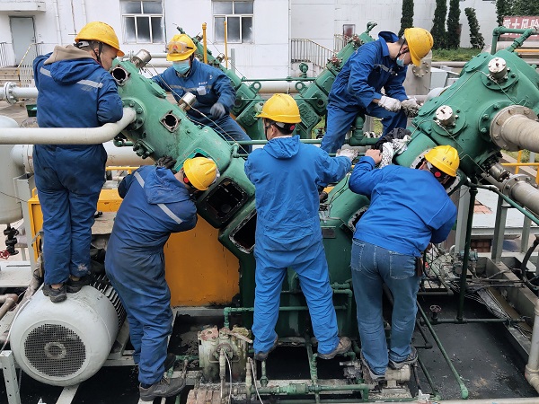 4月28日16時，檢修人員檢修二號小冰機.jpg