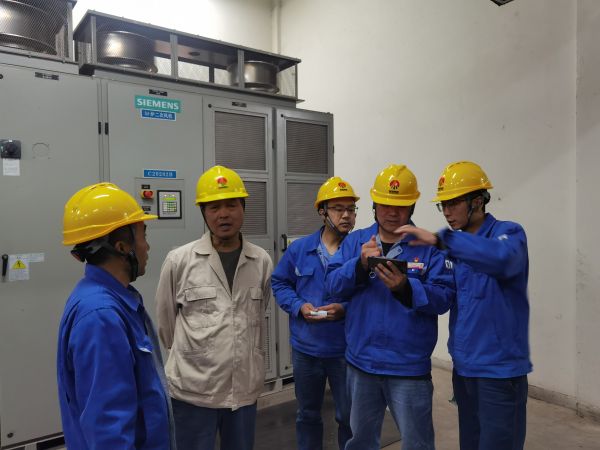 4月30日，改造小組在現(xiàn)場(chǎng)就施工方案進(jìn)行一次“桌面推演”.jpg