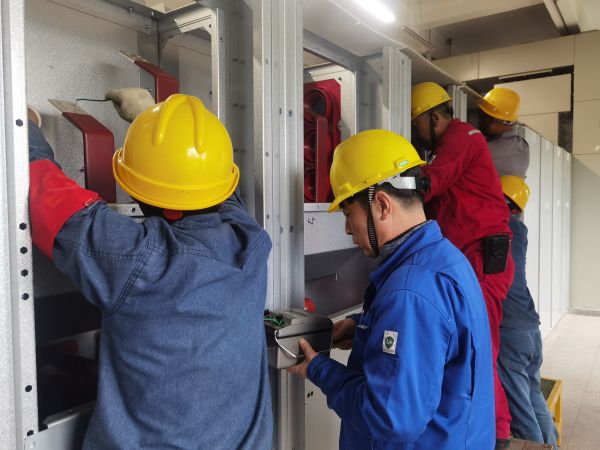 5月5日，檢修人員正在對開關(guān)柜進行絕緣檢查.jpg