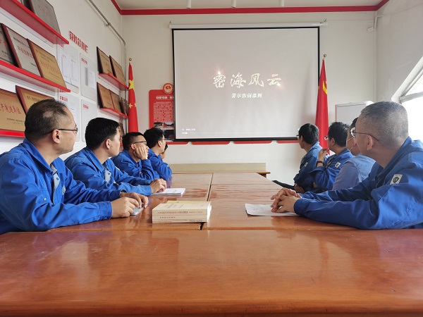 5月10日，尿素車間管理組與化工班組共同觀看保密教育警示片密海風(fēng)云.jpg