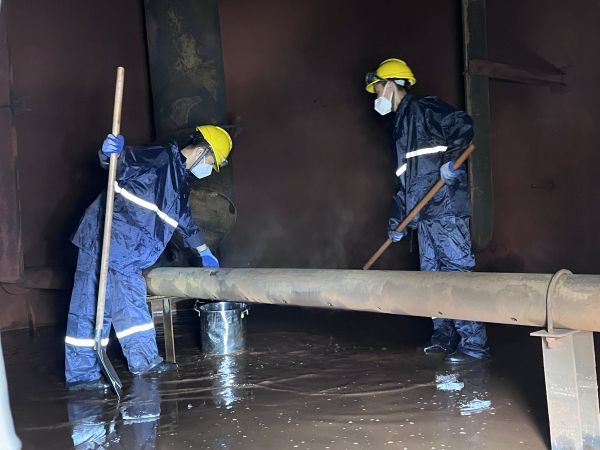 將熱水槽底部污水鏟倒廢桶中，用廢桶搬運(yùn)出去.jpg