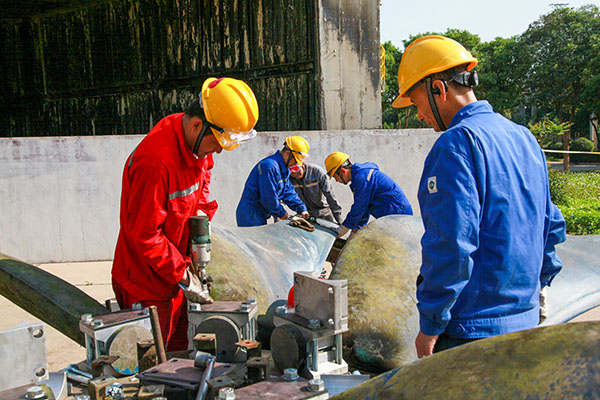 5月13日，李曉峰作業(yè)組檢修風(fēng)機(jī)葉片   600.jpg