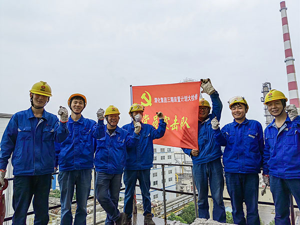5月11日，動力車間三期工藝除氧器更換填料，黨員突擊隊隊員在除氧器平臺合影.jpg