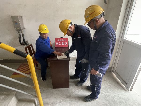 5.12上午，行政保衛(wèi)部在重點部位三期機組進(jìn)行進(jìn)入人員登記.jpg