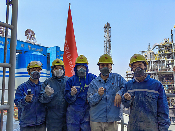 5月12日，動力車間三期脫硫塔灰斗平臺，青年先鋒隊清理脫硫塔灰斗內(nèi)積灰，在休息時合影.jpg