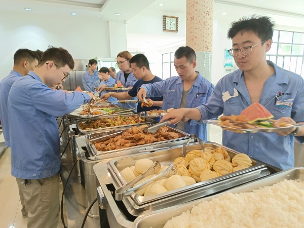 5月15日，檢修人在食堂用餐.jpg