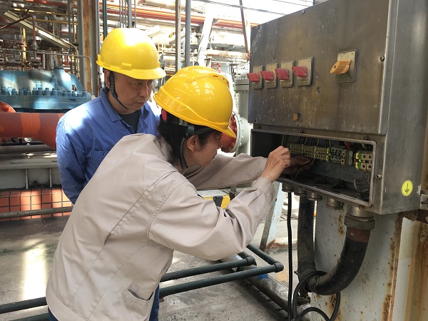 三期大檢修期間，臨時(shí)用電保障小組在現(xiàn)場為施工單位接電焊機(jī).jpg