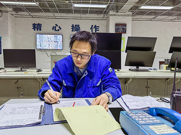 5月15日19點(diǎn)，動(dòng)力車(chē)間三期控制室，技術(shù)員畢加佳給加班檢修的5號(hào)鍋爐更換空預(yù)器辦理檢修票.jpg