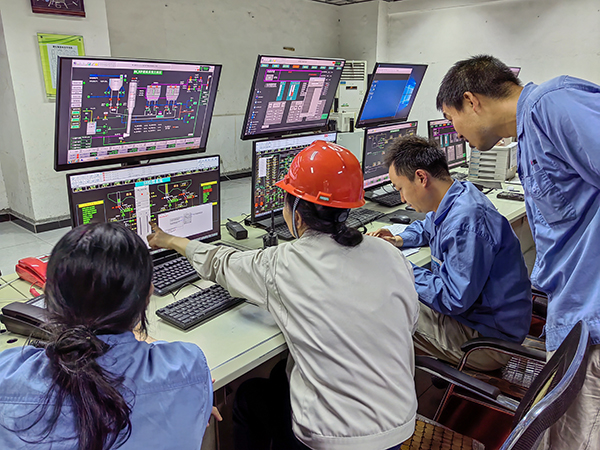 5月13日，動(dòng)力車(chē)間三期控制室，DCS調(diào)試將一、二期氨水制備工程師站遷移至三期.jpg