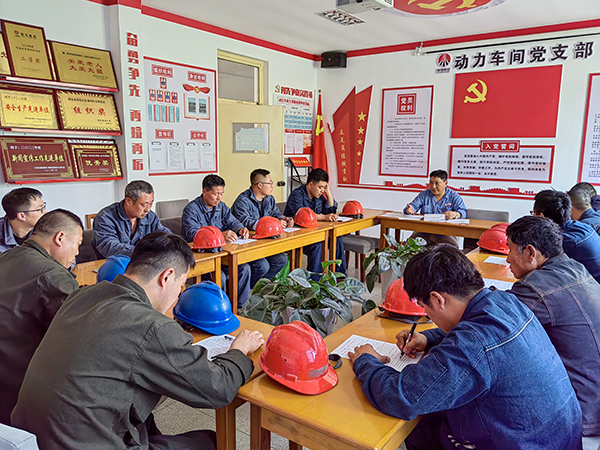 5月16日。動(dòng)力車(chē)間會(huì)議室，安全員焦路秦正在給外協(xié)檢修人員培訓(xùn).jpg