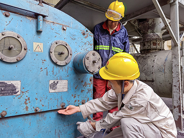 5月16日，動力車間三期給煤機，屈豪正在檢查給煤機的復位情況.jpg