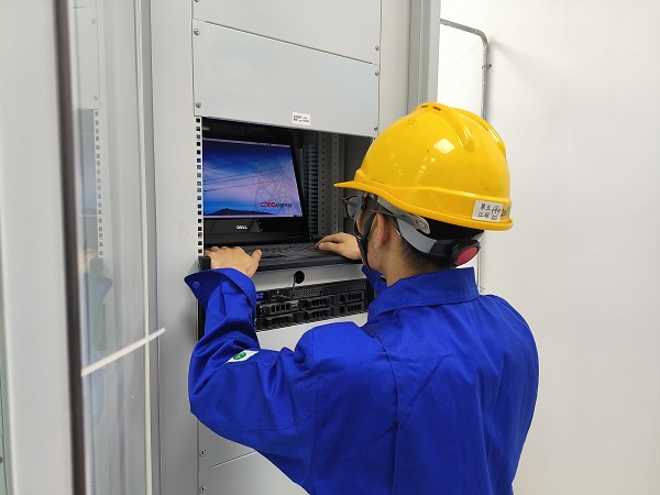 5月25日，計(jì)控電儀分部運(yùn)行員工在檢查微機(jī)五防操作系統(tǒng)是否流暢。.jpg