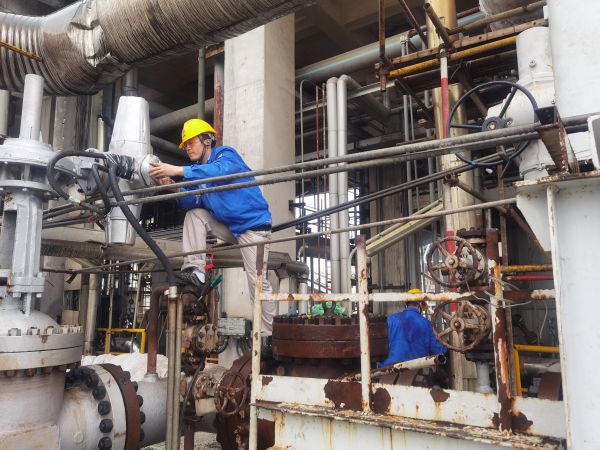 氣化爐上，柳曦、徐騰飛冒雨調(diào)試氣化爐電動閥.jpg