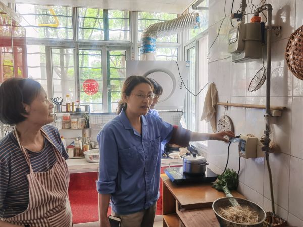 5.16日，女工協(xié)管員進(jìn)入職工家屬家里進(jìn)行安全用電宣講.jpg