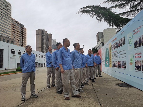 7月3日下午，尿素車間在公司辦公樓前黨員職工參觀公司主題展板2.jpg