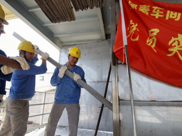 5月初，尿素車間技術(shù)員殷聯(lián)剛清理粒子冷卻器.jpg