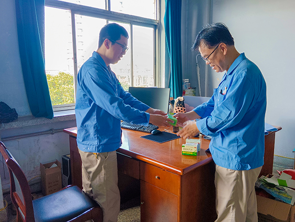7月3日，計(jì)控電儀部安全員黃建容為各班段站發(fā)放防暑降溫用品.jpg