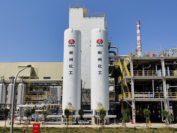 制氣車間，7月建成投用的707低溫能源綜合利用項目主設(shè)備液氮儲罐現(xiàn)場圖。 (1).jpg