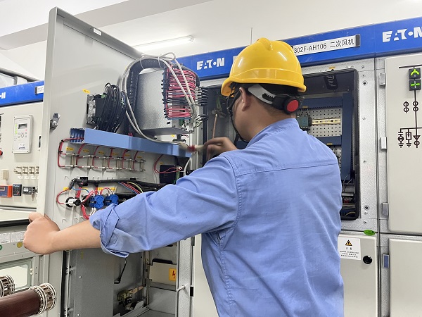 電氣運(yùn)行人員劉林檢查高壓柜控制回路的接線(xiàn)情況.jpg