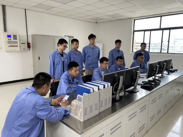 開展班前會(huì)議，強(qiáng)調(diào)降本增效需要從身邊的小事做起。.jpg