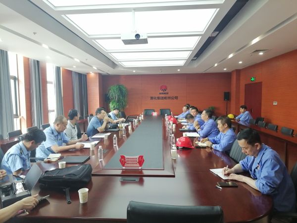 8月17日，省環(huán)保廳一行到公司開(kāi)展環(huán)保檢查，彬州公司副總經(jīng)理、生產(chǎn)部部長(zhǎng)張安平，彬州公司安環(huán)部部長(zhǎng)秦敏建等相關(guān)單位主要負(fù)責(zé)人參加迎接，此圖為檢查組在三樓行政會(huì)議室檢查交流.jpg