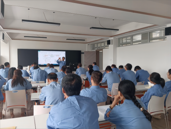 8月25日，吳朝暉在培訓(xùn)中心進(jìn)行計(jì)量專項(xiàng)培訓(xùn)(1)(1).png